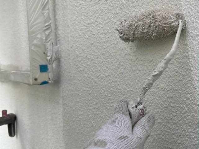 姫路市の塗装工事における外壁の中塗り